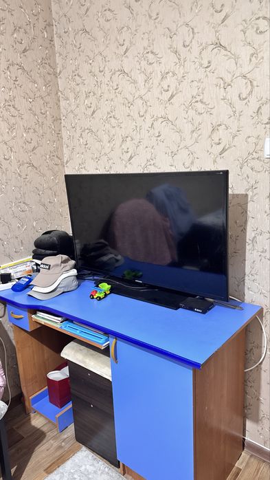 Бір кровать сабақ оқитын столымен б/у