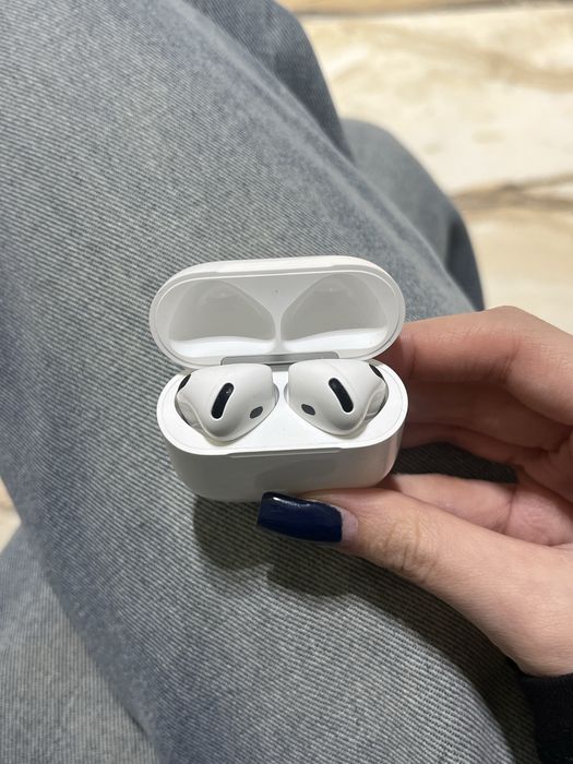 Apple AirPods 4 в идеальном состоянии