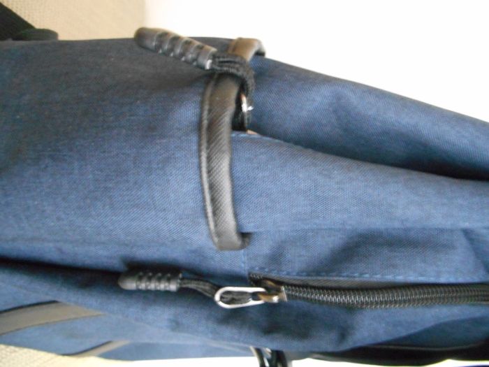 Продавам ергономична раница с две отделения с цип и капак за отв/затв