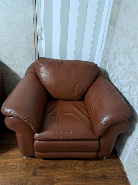 Кожаный диван и кресло
