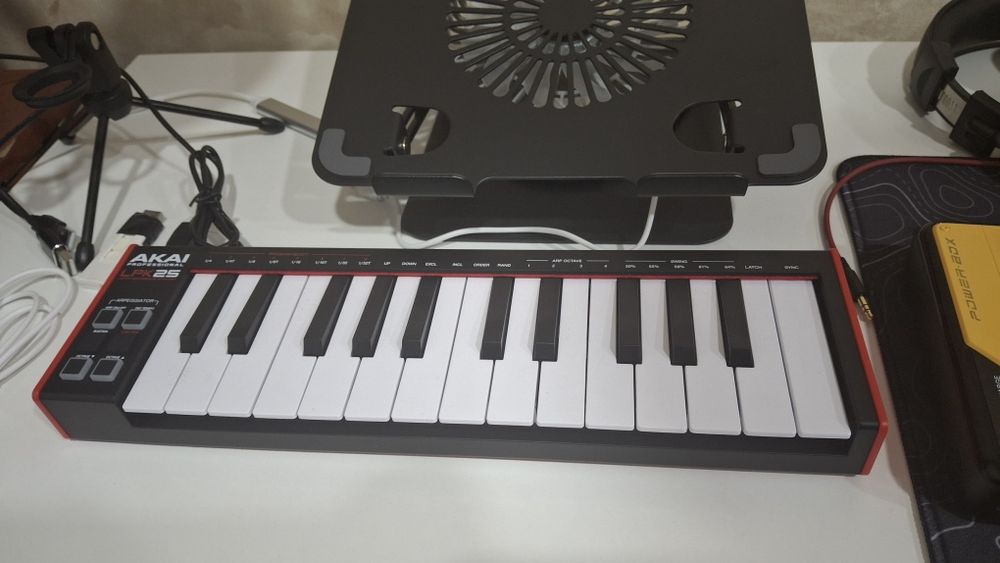 Миди-клавиатура от Акай