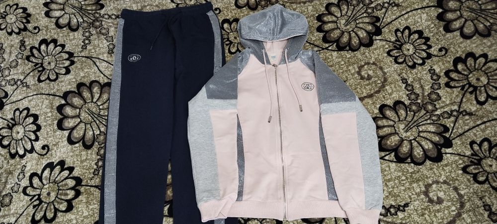 Продам спортивный костюм на девочку