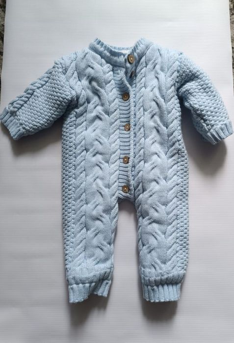 Вязаный комбинезон с шапочкой