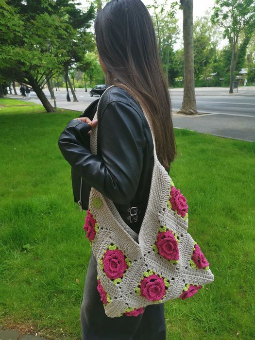Чанта ръчно плетиво с мотив роза