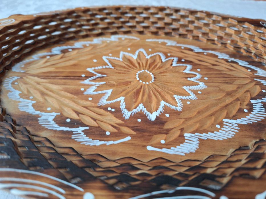 Tava decor confectionata din lemn traforat si pictat - veche