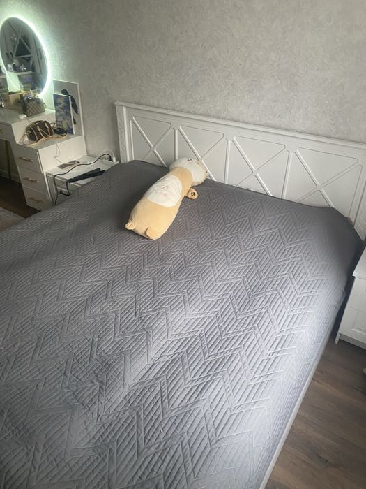 Двуспальняя кровать с тумбами