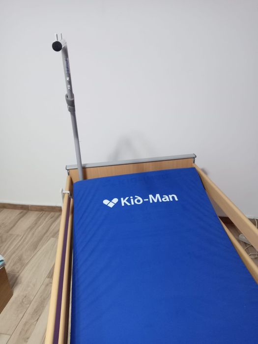 Vând pat pentru persoane cu dizabilități. Are 3 motoare telecomanda . Cu saltea inclusă.