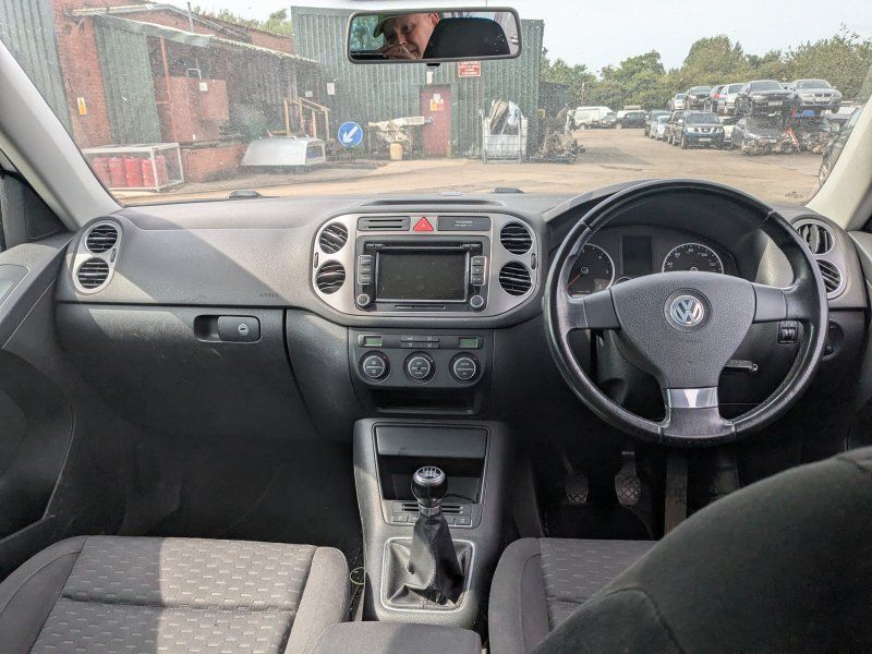 Dezmembrari / Dezmembrez Volkswagen Tiguan (5N) 2.0 TDI CBAB cutie viteze manuala cod culoare LA7W