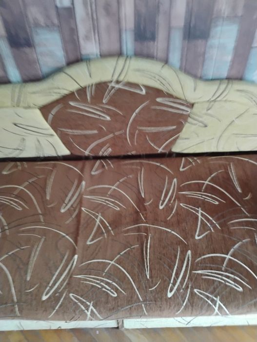 Разтегателен диван със възглавници