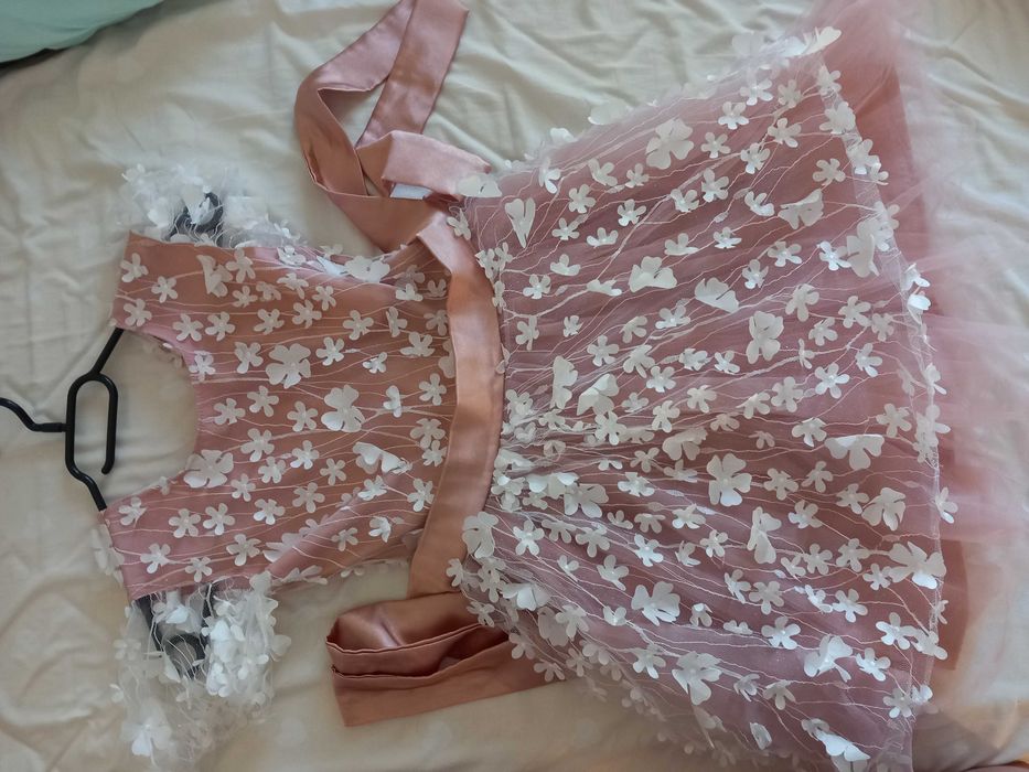 Детска рокля с бяла 3D дантела на цветя и тюл пудра