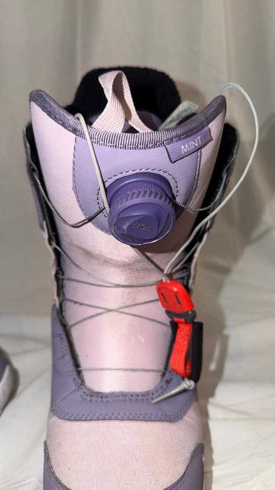 Boots snowboard fete Crazy Creek si Burton