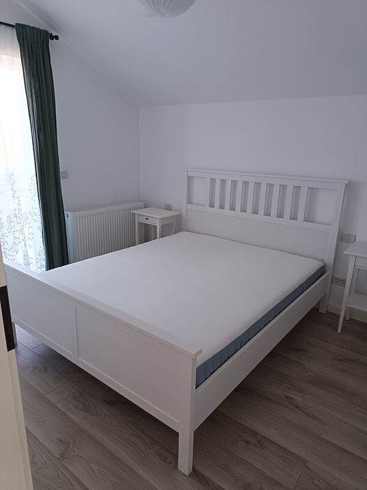 Pat cu somiere și saltea + 2 noptiere Hemnes Ikea