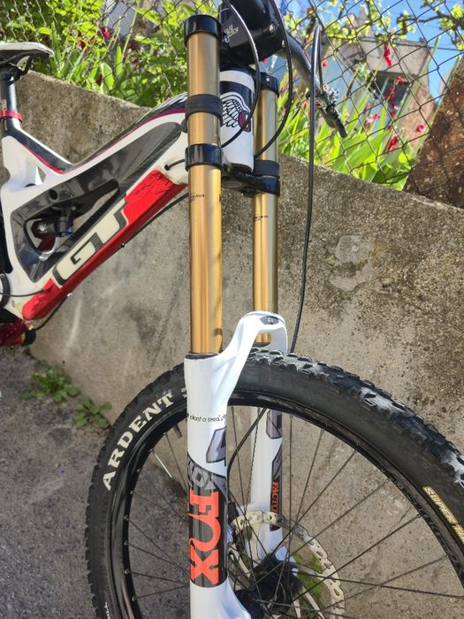 GT fury 26 Карбонов Downhill bike Fox 40 сервизиран XTR Спирачки Fox shox