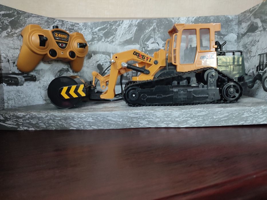 Радиоуправлаемая игрушечная асфальтная машина