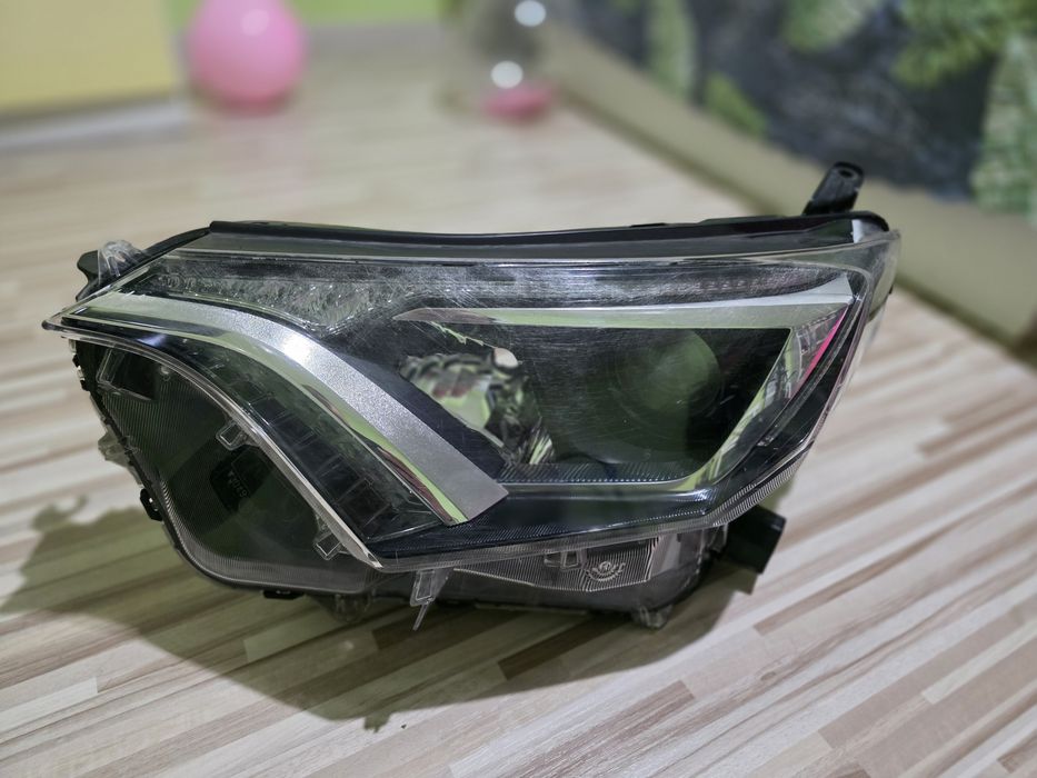 Фар Toyota Rav 4 hybrid