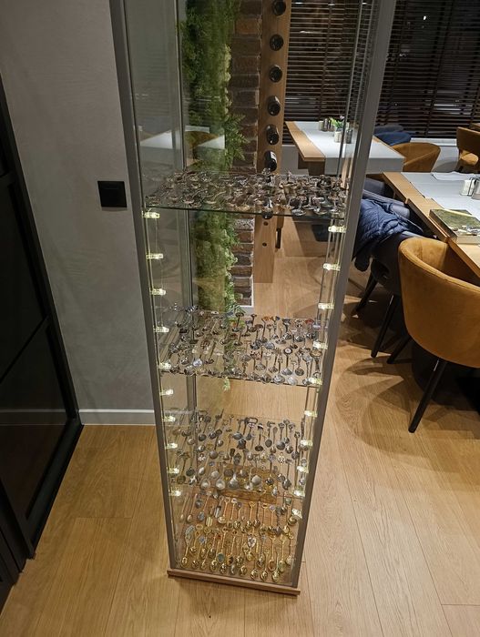 Луксозна стъклена витрина с лична колекция от скъпи сувенири