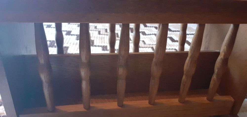 Дървена поставка за вестници и списания