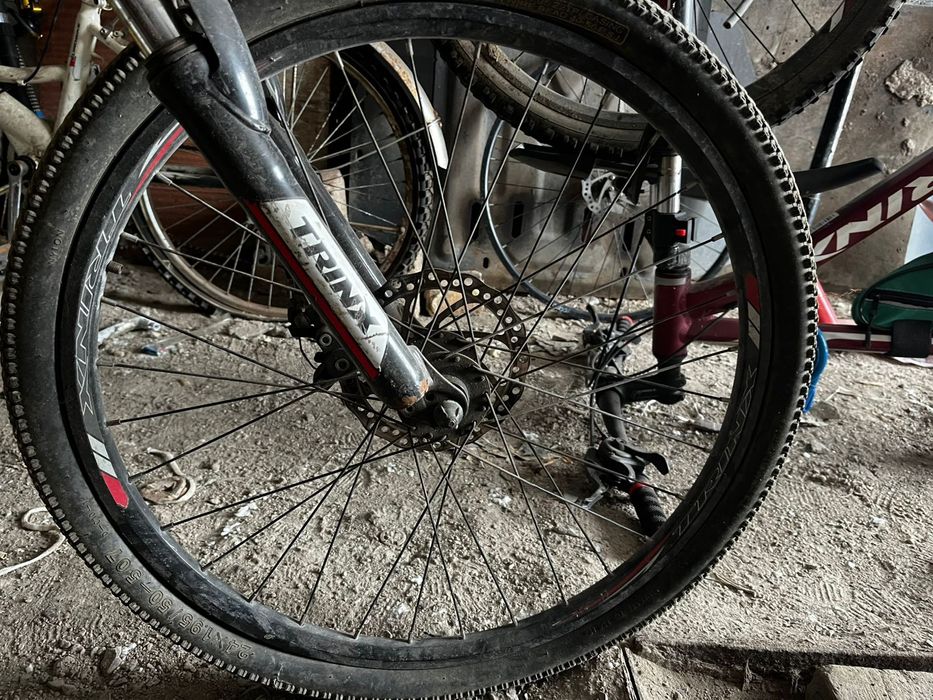 Три велосипеда, самокат.