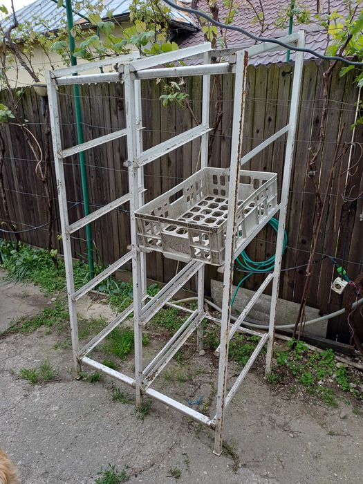 Raft metalic masiv pentru 8 lăzi de pâine – cornier + țeavă pătrată, înclinat