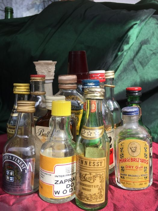 Колекция стъклени бутилчици от алкохол