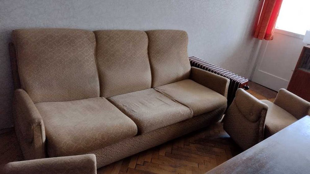 Триместен диван, който се разгъва до спалня и две табуретки