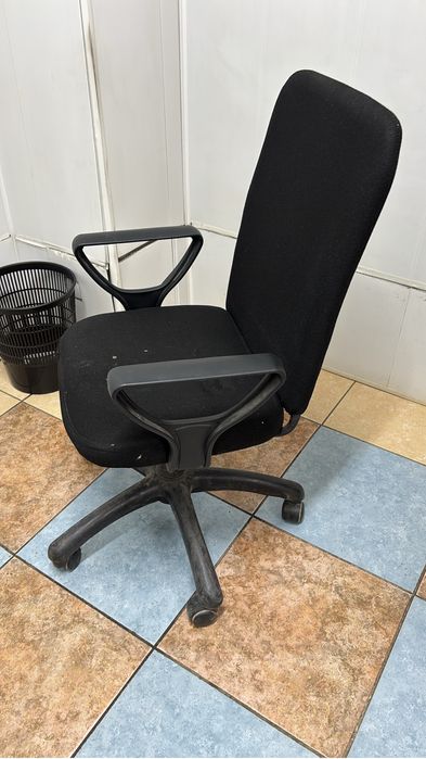 Отдам даром дверь и стулья