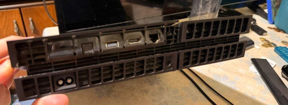 Продавам  PlayStation 4 (PS4) Fat модел в много добро техническо състояние.