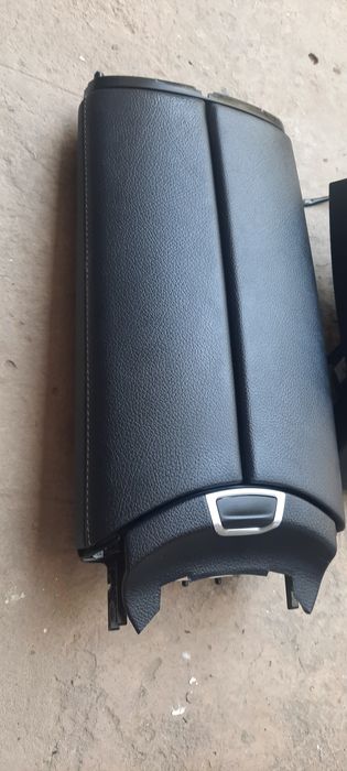 Продам верхную крышку от подлокодника (бара) мерседес w213