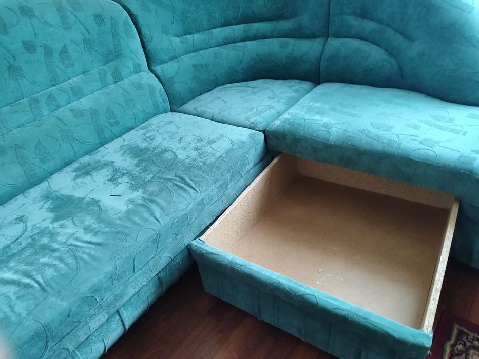 Диван угловой зелёного цвета