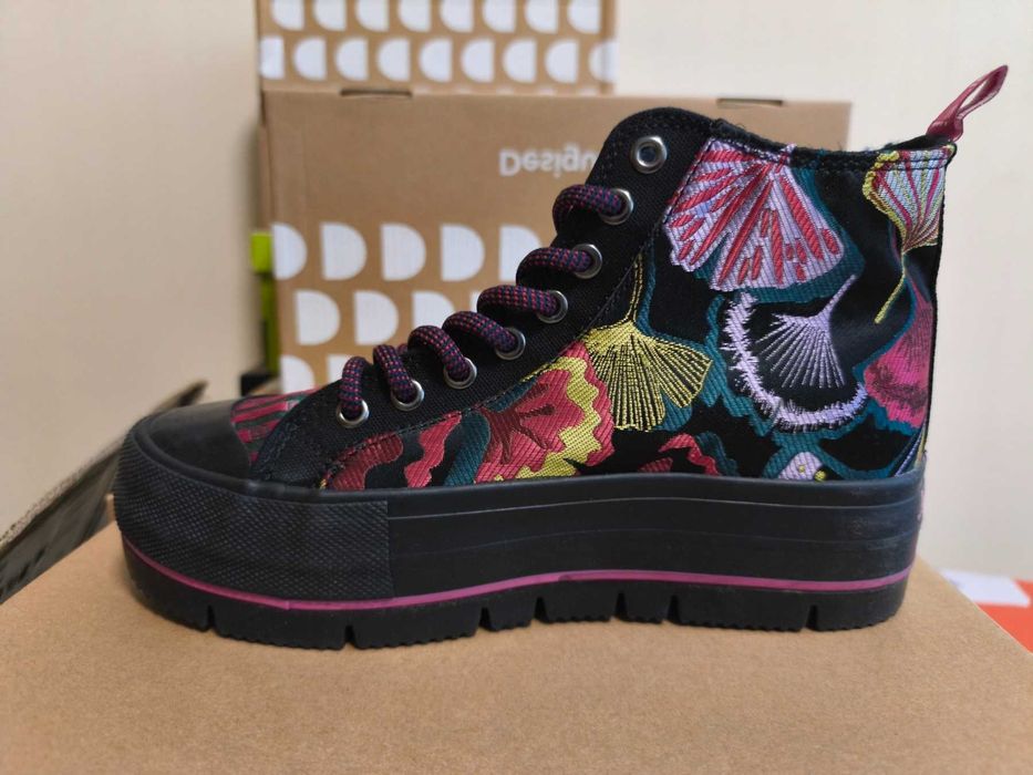 Desigual кецове бели