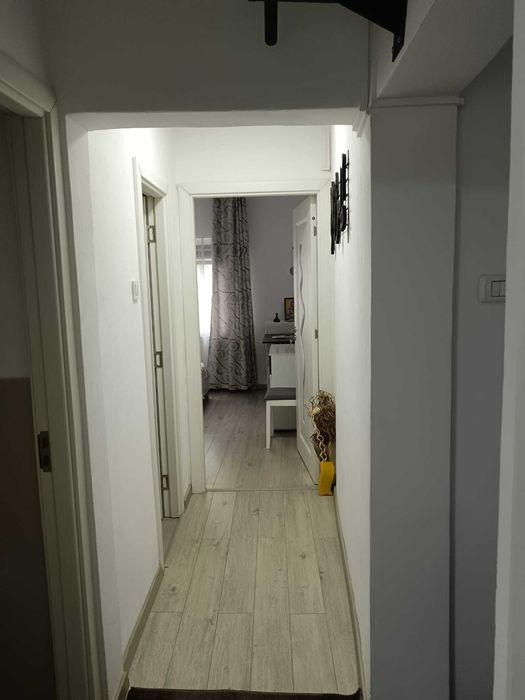 vand apartament 4 camere zona centru Resita