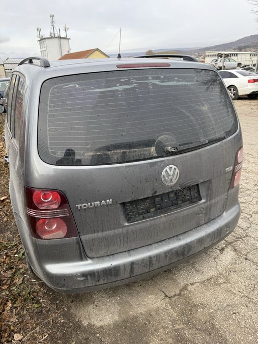 На части Vw Touran 1.9tdi автомат Dsg кожен салон 7 места