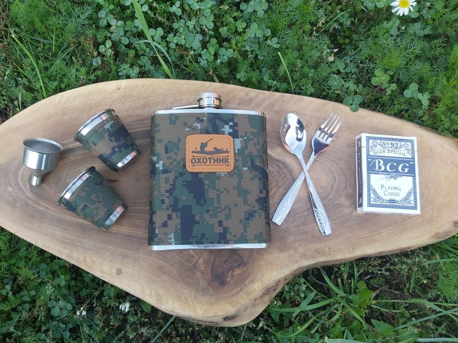 Туристически комплект ОХОТНИК манерка,2 чаши,лъжица,вилица и карти в к