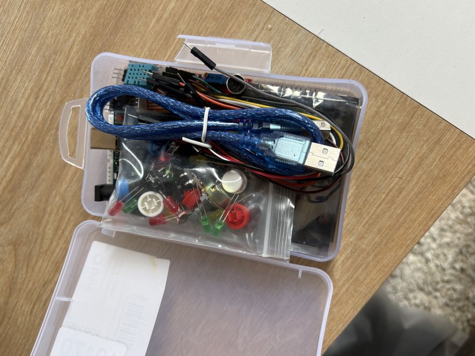 vand kit incepatori Arduino Uno