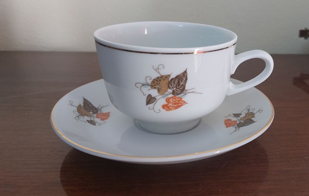 Продавам НОВ РЕТРО сервиз за чай