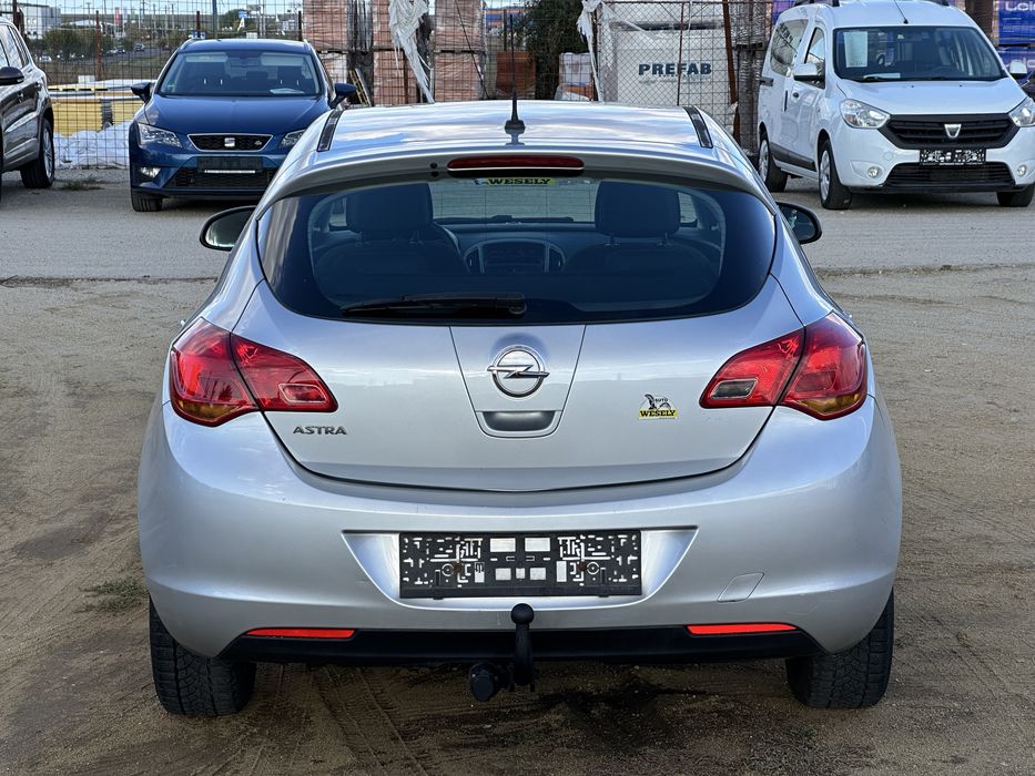 Opel  Astra J 1.4i 2010