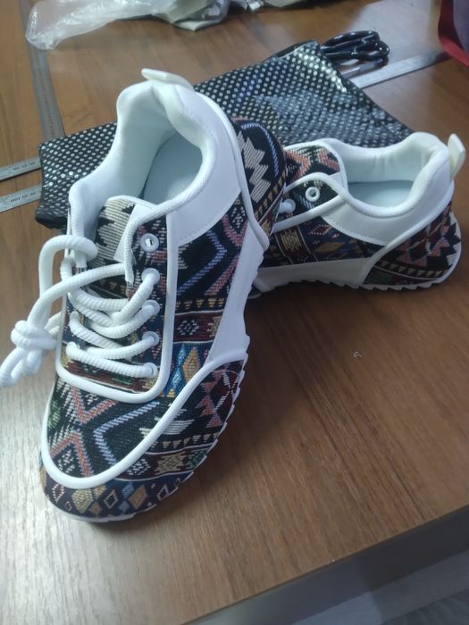 Женские кроссовки