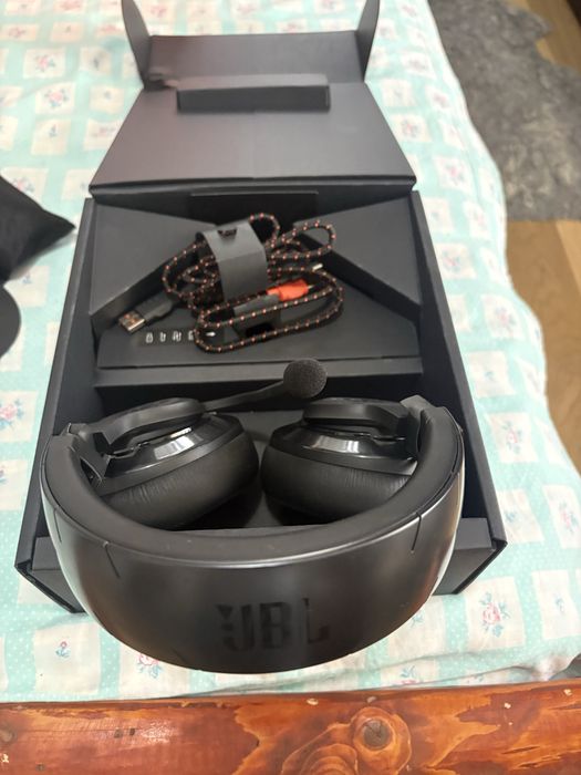 Casti wirelles jbl quantum 610