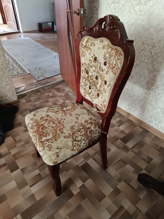 Стол со стульями