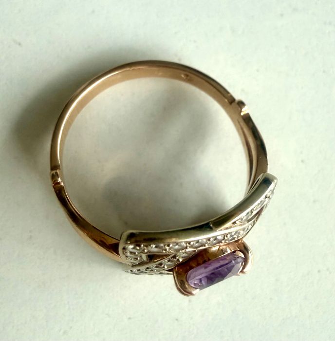 Златен пръстен с лилав аметист и циркони