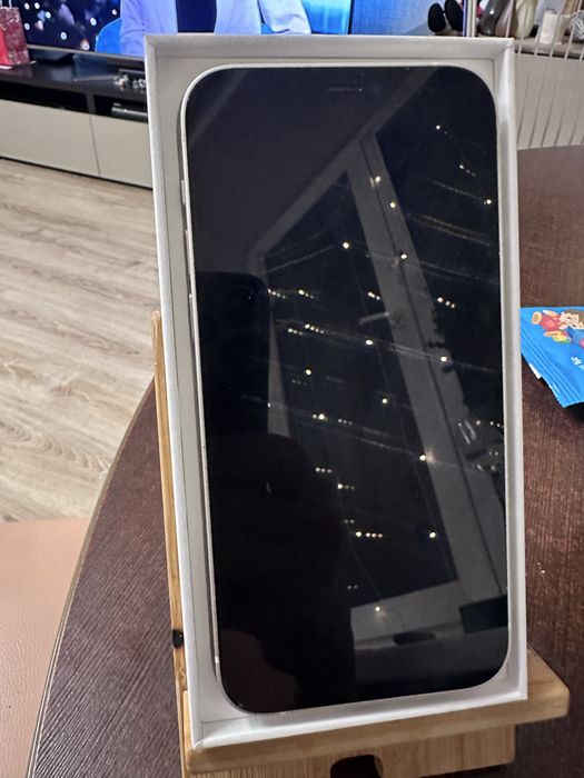 Iphone 12 white 64 GB.