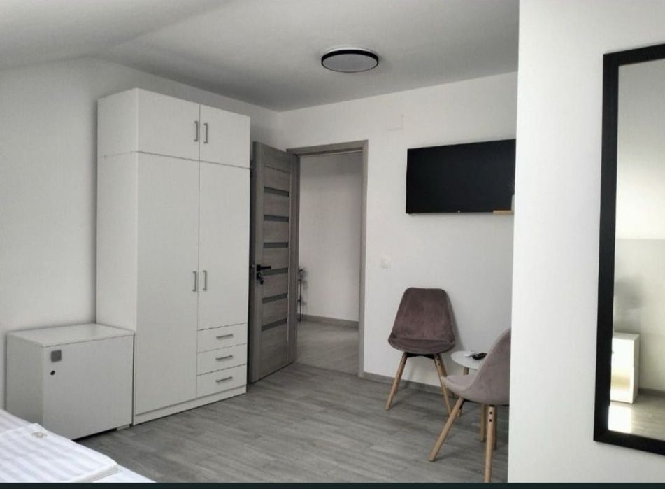 Camere la curte de inchiriat