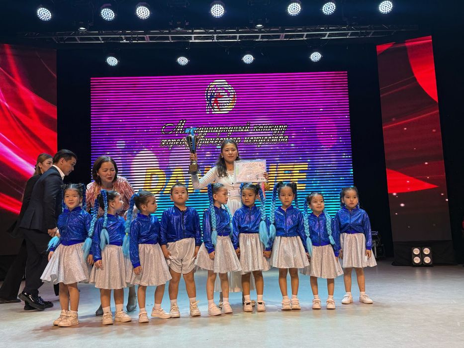 Продам платья б/у для девочки 5-6 лет