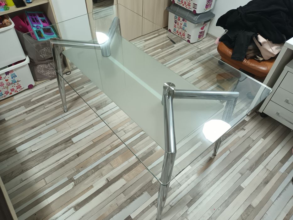 Masa din sticlă pentru 6 persoane