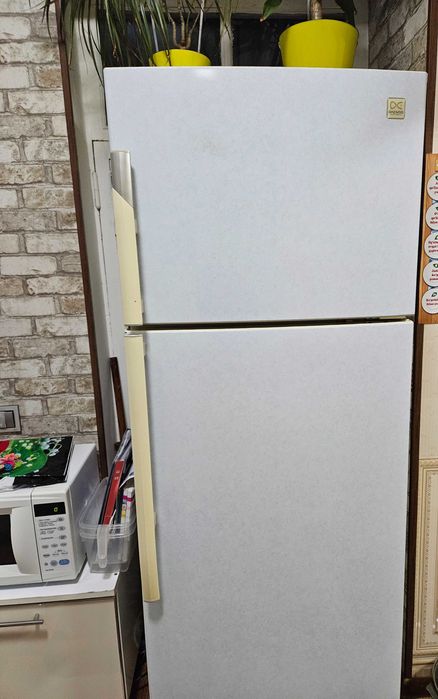 Срочно продаю двух камерный холодильник Daewoo