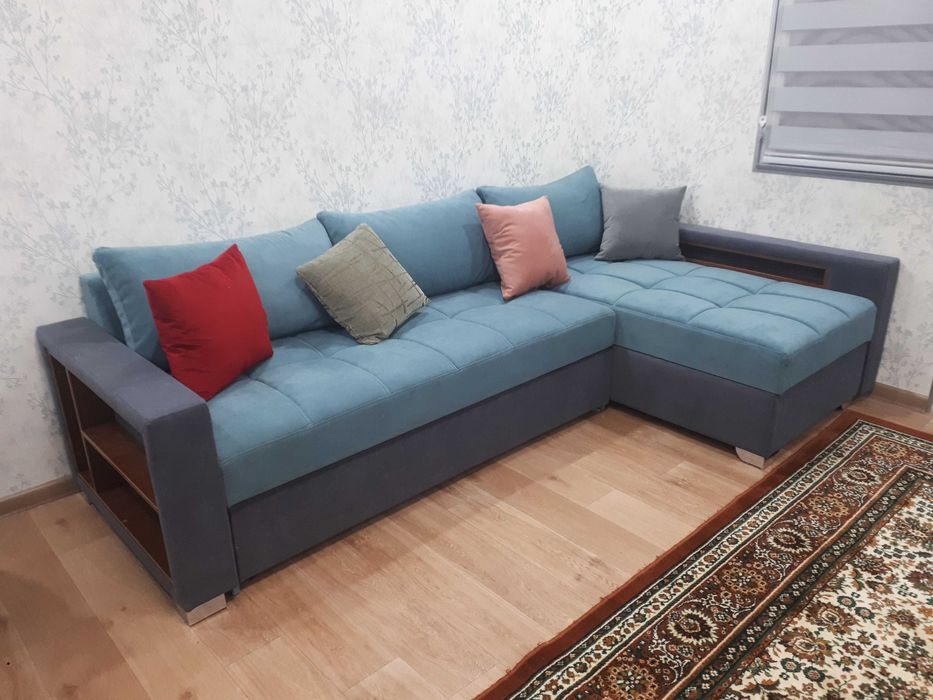 Угловой диван с дельфином