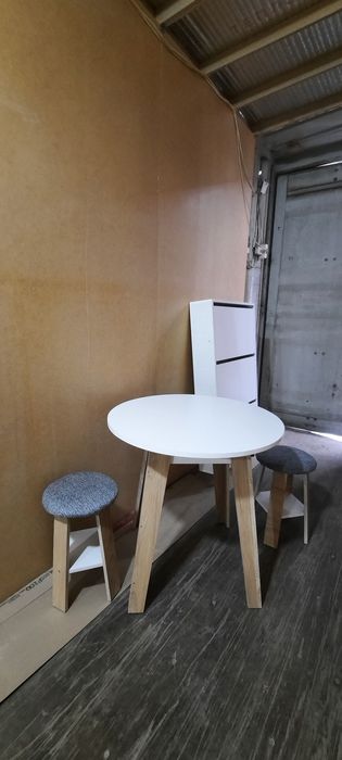 Пиодам обеденный стол.