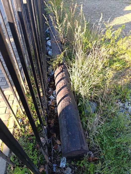 Stâlp din lemn tratat pentru iluminat stradal