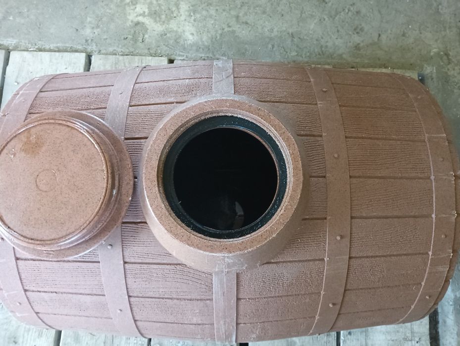 Vând butoi vin sau tuică.