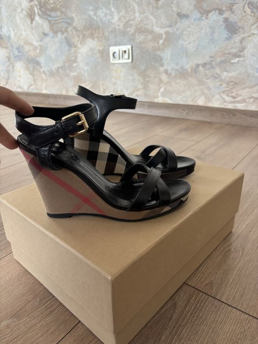 Сандали Burberry като нови